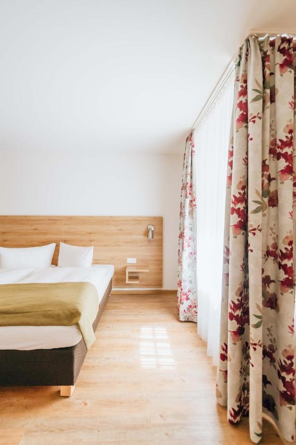 באמברג Hotel Andres מראה חיצוני תמונה