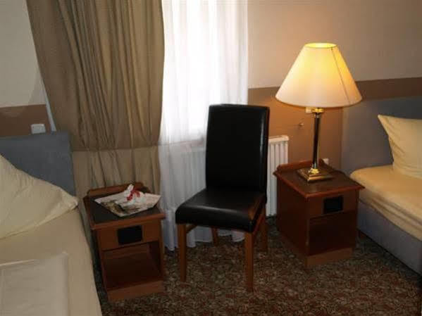 באמברג Hotel Andres מראה חיצוני תמונה